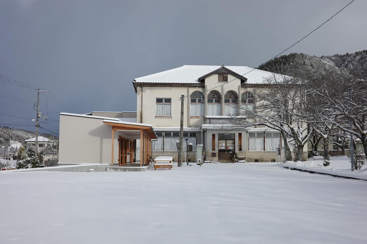 撮りにこんせ‼フォトコンテスト|滋賀・長浜北部|6月25日5枚目 江北図書館と雪