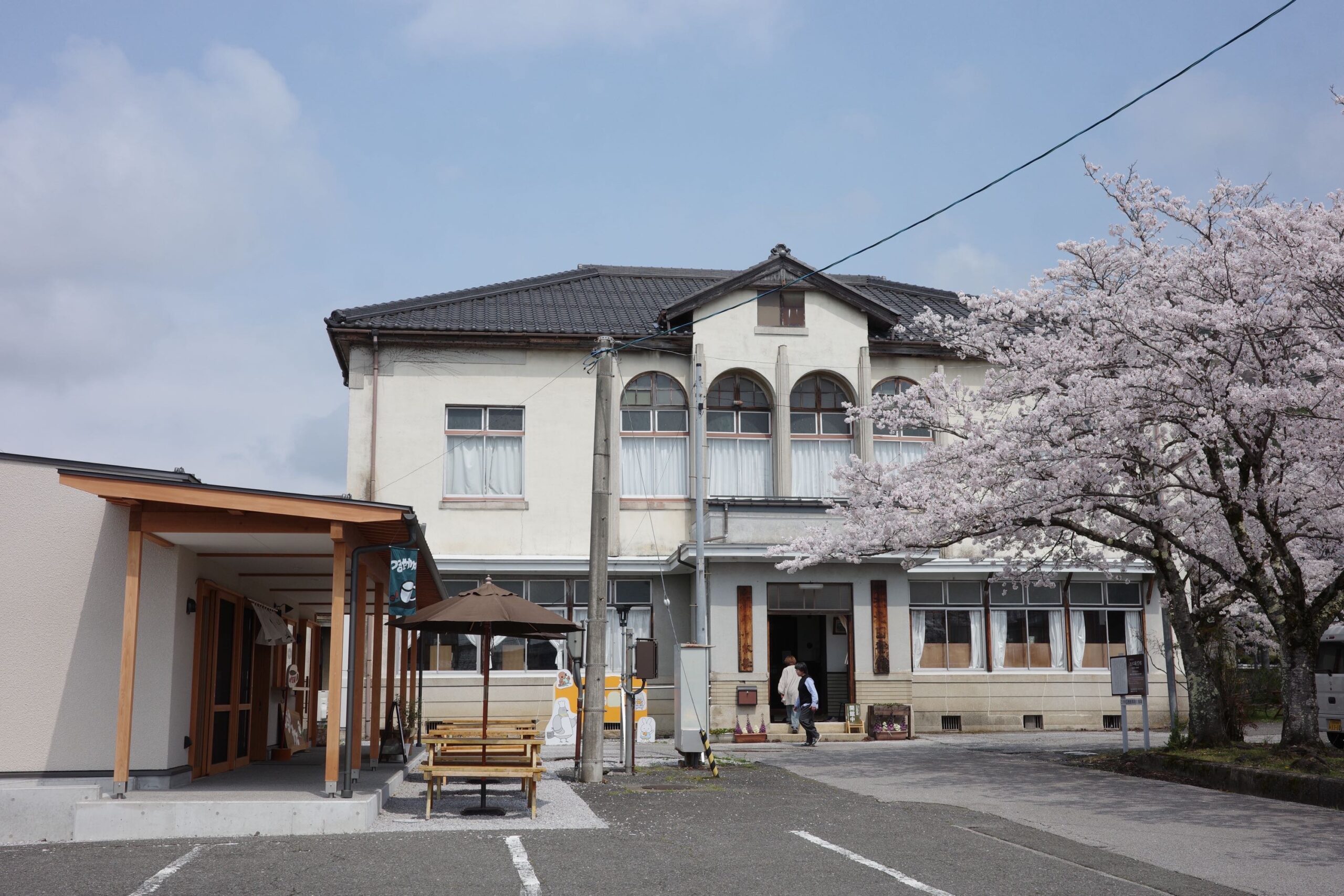 撮りにこんせ‼フォトコンテスト|滋賀・長浜北部|7月11日1枚目 江北図書館と桜