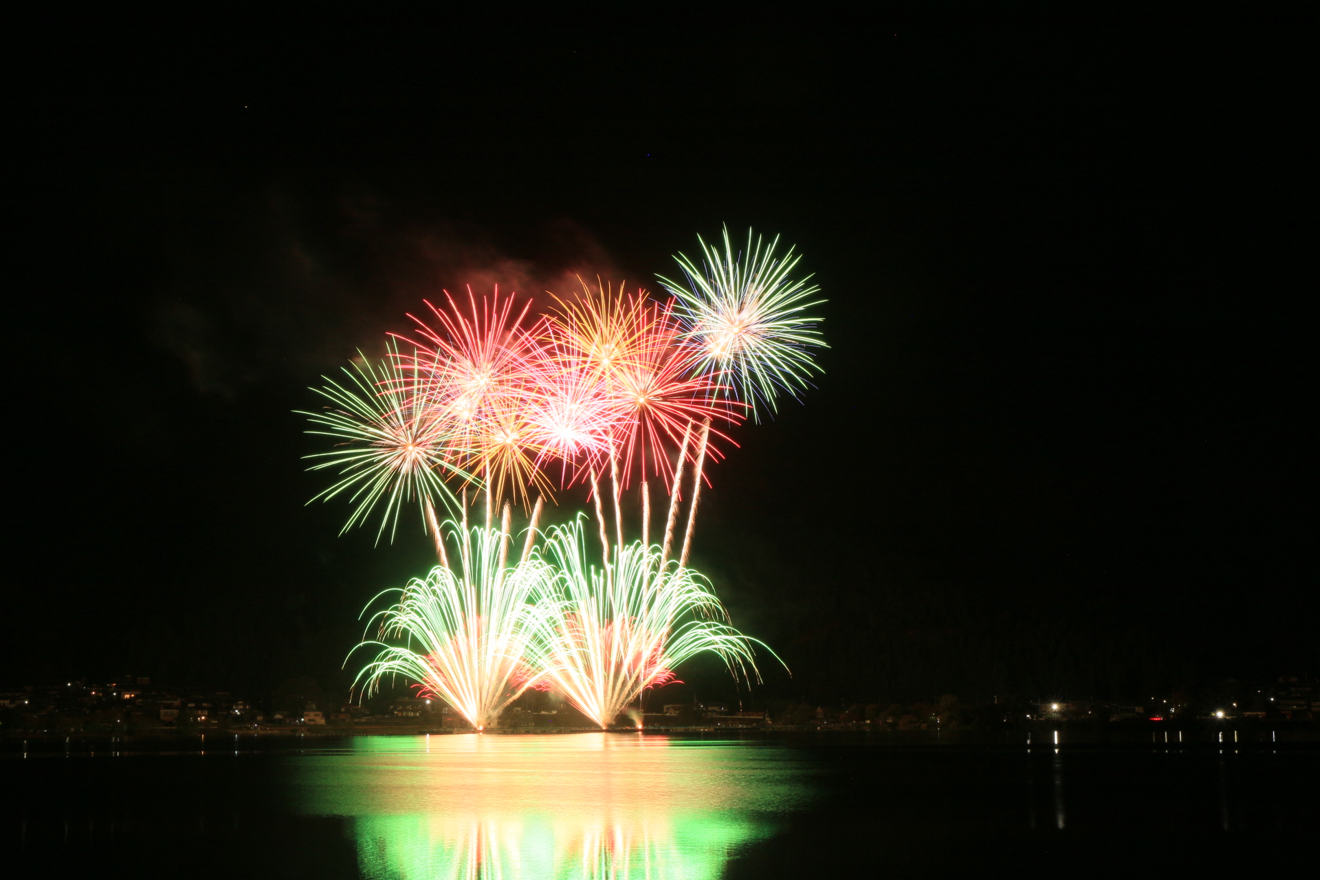 撮りにこんせ‼フォトコンテスト|滋賀・長浜北部|7月11日3枚目 鏡湖に写る花火