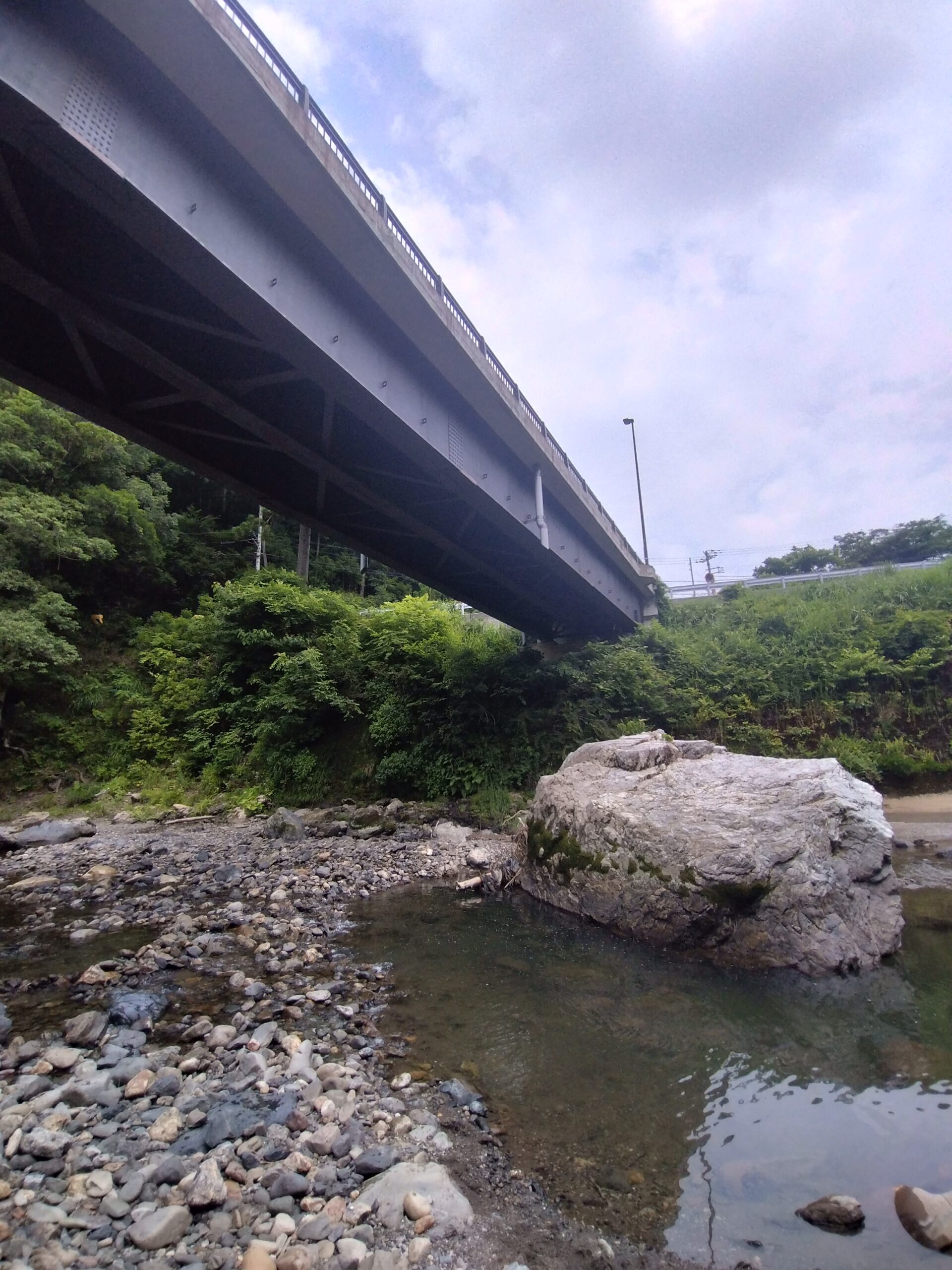 撮りにこんせ‼フォトコンテスト|滋賀・長浜北部|7月11日6枚目 橋と大岩